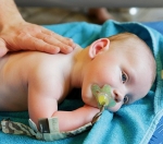 Babymassage bij Center Parcs Park Zandvoort. Babymassage is een bijzondere manier, waarbij ouder en kind elkaar beter leren kennen. Door middel van massage techniek activeer je de zintuigen van je baby, en leer je intuïtief aan te voelen wat goed is voor je kindje. <br>Vanaf 6 weken tot 8 maanden.