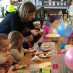 Verjaardagsfeestjes | Pippa's in Haarlem-Centrum. Vier je feestje bij Pippa’s! Een geweldige speelhoek en heerlijke taart. De beste plek dus voor je kinderfeestje. We gaan muffins versieren!! Kijk maar eens naar de foto’s hoe leuk dat is! openingstijden, contactgegevens, plattegrond
