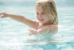 Zwemles | Center Parcs Park Zandvoort in Zandvoort. Leren zwemmen hoort bij de opvoeding van kinderen. Net zoals het onderwijs op school is veranderd, leren kinderen tegenwoordig op een andere manier zwemmen. Leren zwemmen wordt leuker en speelser gemaakt, maar is daarnaast gericht op het opdoen van zoveel mogelijk vaardigheden in het water. openingstijden, contactgegevens, plattegrond