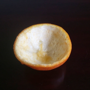 De schil is leeg en de mandarijn-schil kan gevuld worden met olie