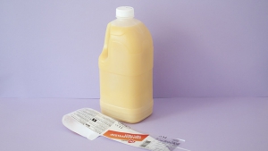 Kies als basis van de lampion een melk of sappak waar het label makkelijk vanaf gaat