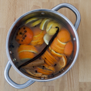 Stop alle ingrediënten van het Glühwein recept in een pan en warm het langzaam op.