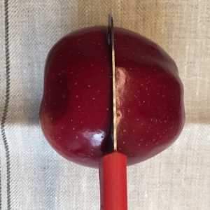 op de steel van de hoed te scheiden, maak je op ongeveer een derde van de appel een snede