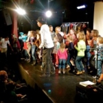 De activiteit 'Peuter Parade (2+)' van Circus Hakim wordt u aangeboden door dekleineladder.nl uit Haarlem