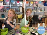 De activiteit 'Workshop Fluffy glitterslijm maken' van Artwise wordt u aangeboden door dekleineladder.nl uit Haarlem