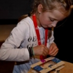 De activiteit 'Bouw je eigen virtual reality bril 7+' van Filmschuur wordt u aangeboden door dekleineladder.nl uit Haarlem