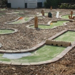 Midgetgolfen bij De Hemelse Pannenkoek. Maar liefst 18 schitterende holes zorgen voor plezier voor groot en klein. Een leuk idee voor een (kinder)feestje of voor zomaar een keer tussendoor. En natuurlijk in combinatie met onze heerlijke pannenkoeken!