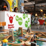 Lunch & Koffie | Meneer Paprika in Haarlem-Centrum In het cafe van Meneer Paprika kun je lekker ontbijten, lunchen, taart eten of alleen iets drinken. Alles is vers, huisgemaakt, en zoveel mogelijk biologisch. Spelen is het allerbelangrijkste! Centraal in het café staat een 5m lange Thomas de Trein-tafel. Verder is er heel veel Duplo, Kapla...