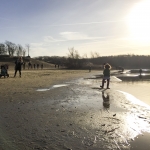 Spelen met water en zand bij 't Wed bij NP Zuid-Kennemerland | Koevlak. Elke seizoen vinden kinderen het leuk om te spelen met zand en water. En is het echt lekker weer dan kun je er ook nog lekker zwemmen.<br><br><br>van zonsopkomst tot zonsondergang zijn de duinen open.