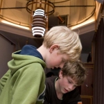 De activiteit 'Knetterend Lab! (10+)' van Teylers Museum wordt u aangeboden door dekleineladder.nl uit Haarlem