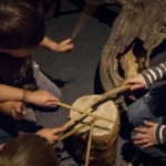 De activiteit '2 turven hoog | Le son de la sève (geluiden in het bos)' van Toneelschuur wordt u aangeboden door dekleineladder.nl uit Haarlem