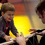 De activiteit '2 turven hoog | Niet drummen | Theater de spiegel (BE)' van Toneelschuur wordt u aangeboden door dekleineladder.nl uit Haarlem