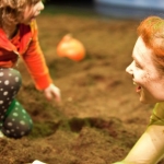 De activiteit '2 turven hoog | Aangewaaid' van Toneelschuur wordt u aangeboden door dekleineladder.nl uit Haarlem