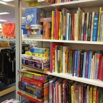 Speelgoed | Via Mi in Haarlem-Zuid-West In onze lichte en overzichtelijke zaak, hebben we naast ons groot assortiment vintage kleding en artikelen ook kinderspeelgoed. Zo kun je o.a. denken aan houten speelgoed, veel puzzels, een boekenkast vol met leuke boeken om te lezen of om voor te lezen. Kom langs en laat je verrassen.