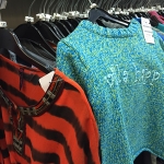 Tweedehands kinderkleding | Via Mi in Haarlem-Zuid-West Natuurlijk kun je als ouder ook terecht bij ons terecht voor mooie vintage kleding, maar wist je dat we ook een groot aanbod hebben in tweedehands kinderkleding. Alles hangt overzichtelijk en op maat op een rij zodat je snel kunt zien of er iets voor je zoon of dochter bij zit. Vanaf maat 92