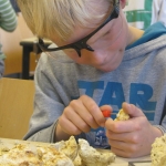 De activiteit 'Kunst en Vliegwerk | Workshop Fossielen hakken' van Teylers Museum wordt u aangeboden door dekleineladder.nl uit Haarlem