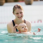 Babyzwemmen bij Center Parcs Park Zandvoort. Samen met een instructeur/ instructrice gaan de ouders en hun kindje in het diepe water ervaren hoe het is om te bewegen in het water. Met behulp van liedjes, spelletjes, bewegingsvormen en speelgoed leren baby's en peuters op een aangename manier om te gaan met het grote bad. 