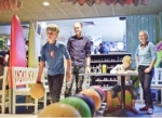 Bowlen bij Center Parcs Park Zandvoort. Vergeet de tijd concentreer u tot het uiterste en gooi een strike bij onze bowling. U kunt gezellig met 6 personen genieten van 1 bowlingbaan. Bowling kunt u spelen van jong tot oud. 