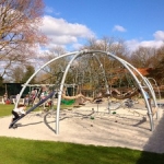 Kom je ook spelen? We zien je graag! bij Speeltuinvereniging Burcht ter Cleeff. Onze speeltuin is een heerlijke, ruime en groene speeltuin vlakbij de Kleverlaan in Haarlem. Al sinds eind jaren ‘50 wordt hier door kinderen uit de buurt en ver daar buiten naar hartenlust gespeeld. De speeltuin is dagelijks geopend vanaf 13.00 tot 18.00 uur.