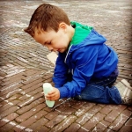 De activiteit 'Stoepkrijt-wedstrijd Ontwerp je dier ' van De Hallen Haarlem wordt u aangeboden door dekleineladder.nl uit Haarlem