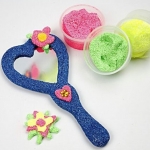 De activiteit 'Workshop lipgloss maken en spiegel pimpen (herfstvakantie)' van Villa JoJo wordt u aangeboden door dekleineladder.nl uit Haarlem