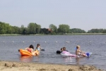 Spelen met water en zand bij de Veerplas bij Spaanwoude | Veerplas. De Veerplas is een prima zwemplek dichtbij Haarlem en natuurlijk kun je hier ook mooie zandkastelen bouwen. <br><br><br>Het meertje is toegankelijke van zonsopkomst tot zonsondergang