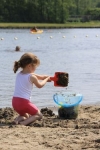 Spelen met water en zand in de Westbroekplas bij Spaarnwoude | Westbroekplas. In de Westbroekplas kunnen kinderen lekker spelen met water en zand. Op het strand staan speeltoestellen voor kinderen en aan het strand vindt u de horecavoorzieningen 2Tasty en Villa Westend.<br><br>Het meertje is toegankelijke van zonsopkomst tot zonsondergang