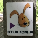 Kleuterspeurtocht ‘Stijn Konijn’ bij Bezoekerscentrum De Kennemerduinen. Kleuters ontdekken de wereld van Stijn Konijn en zijn broertjes en zusjes.<br>Hoe leven konijnen in de duinen? Waar worden ze geboren, wat eten ze en wie zijn hun vriendjes? Aan het eind van de speurtocht ontmoet je Stijn Konijn!