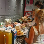 De activiteit 'Familie ontbijt' van Toneelschuur wordt u aangeboden door dekleineladder.nl uit Haarlem