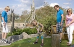Treasure mini golf (outdoor) bij Center Parcs Park Zandvoort. Waan u tussen de verloren schatten van de zee op deze minigolf baan en sla een hole in one! Deze bevindt zich in de buitenlucht en je kunt al een potje minigolf spelen voor €8,50 voor een volwassenen en 4,50 voor de kinderen.
