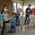 Muziekles | Zwaanswijk Percussion in Haarlem-Zuid-West Iedere zondag van 10.00-14.00 geeft Pepijn Zwaanswijk bij Circus Hakim groepslessen percussie en drums van 45 minuten voor kinderen. De kosten bedragen €15 per les. Twee keer per jaar zijn er openbare uitvoeringen, z.g.n. voorspeelmiddagen.