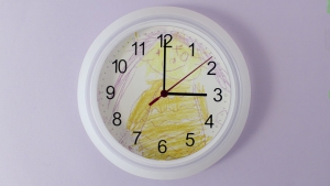 Zelfgemaakt klok met kindertekening