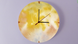 Zelfgemaakt klok van hout met ecoline