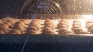 bak de pepernoten af in 12 minuten in een voorverwarmde oven op 170 a 180 graden