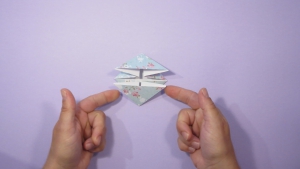 Vouw net zo veel origami kikkers als je nodig hebt, een stuk of 10 a 20 is het leukst