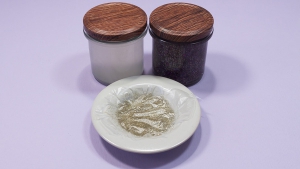 De glitterlijm kun je makkelijk bewaren door het in een potje te doen of af te dekken met een stukje plastic