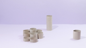 De tweede variant is en gooi spelletje van wc-papier rolletjes geknipt in verschillende hoogtes