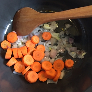 Doe de kleingesneden groente bij de gefruite ui en roer steeds om