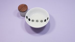 Doe de helft van de lijm in een potje zo kunnen jij en je kind deze later nog een keer gebruiken.