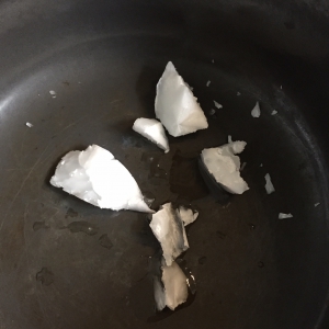 Doe het kokosvet of de olie in de pan