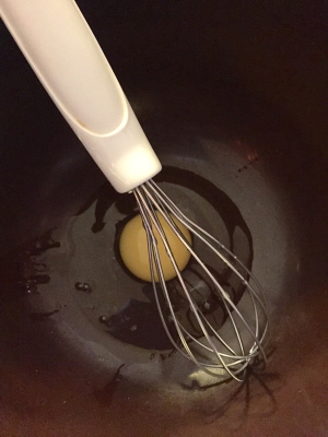 Doe per kind één ei in de kom, dit is goed voor twee pannenkoeken