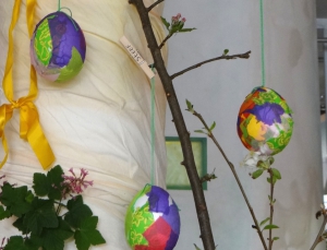 Maar je kunt het ei, ook ophangen door een lint om een spijker te knopen en deze in het ei te stoppen