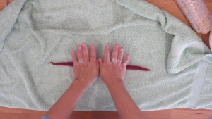 Ook nu wissel je het rollen tussen je handen af met het rollen op de handdoek