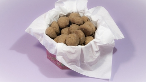 En je heerlijke zelfgemaakte suikervrije pepernoten zijn klaar om mee te strooien en op te smikkelen