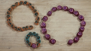 En kijk eens wat een mooie vilten ketting en/of armband je hebt gemaakt, je kind zal het met trots dragen.