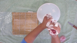 Hoe meer lucht eruit gaat, hoe meer zeep er uit wil, dit kun je helpen door af en toe de wol uit te knijpen