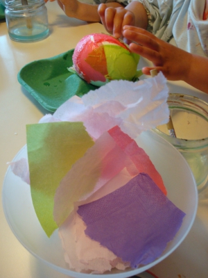 Plak de servetten op het piepschuimen ei en zie de paasei ontstaan in de handen van je kind