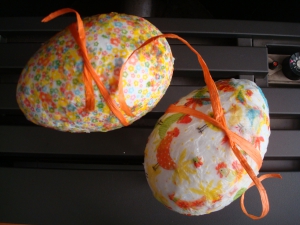 En nu hoef je de creatie van je kind alleen nog op te hangen, bijvoorbeeld met een lint