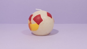 Kleine kinderen kunnen de was schuren en de echt kleintjes kun je de bijenwas in stukjes aanbieden