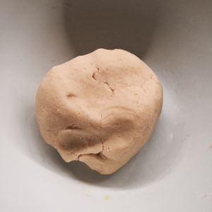 Wanneer het deeg voor het kerstkoekje klaar is laat je deze 1 uur in de koelkast rusten